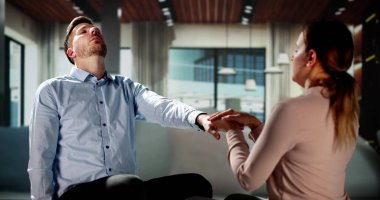 Hipnoterapi psikoterapi tedavisi. Hipnozcu Kadın Hipnotize Etti