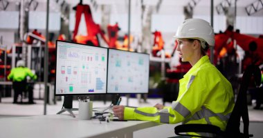 Araba montaj hattında çalışan kadın mühendis.