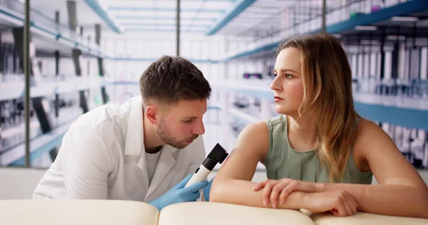 Primer Plano Las Manos Persona Que Examina Piel Del Acné — Foto de Stock