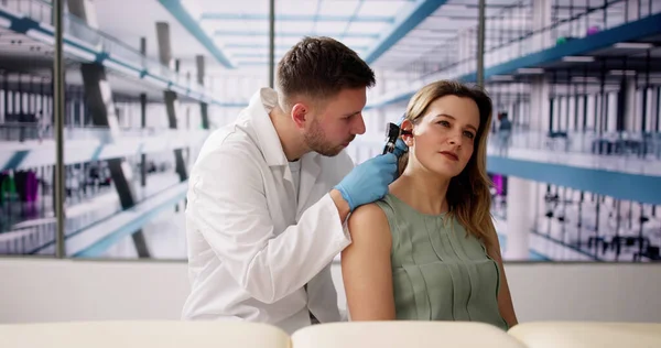 Otorrinolaringología Ear Check Usando Otoscopio Médico Examinando Paciente Imagen De Stock