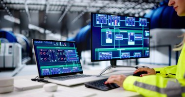 Kadın Mühendis Petrol ve Gaz Santralindeki Enerji Üretimini İzliyor.