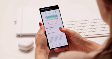 Özel Finans Yönetimi için Bütçe Uygulamasını Telefonla Kullanan Kız