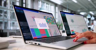 Modern Ofiste Piyasa Eğilimlerini Değerlendiren Kadın Analizci.