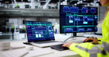 Kadın Mühendis Endüstriyel Santral Üretim Hattı 'nda Scada Sistemini yönetiyor.