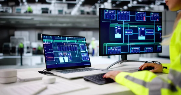 Kadın Mühendis Endüstriyel Santral Üretim Hattı 'nda Scada Sistemini yönetiyor.