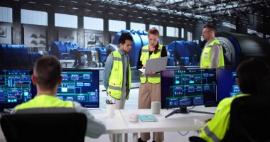 Enerji Santralinde SCADA Operasyonlarını Öğrenen Çeşitli Genç Mühendisler Grubu.