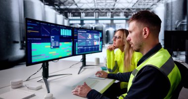 SCADA Bilgisayarı Kullanılarak Fabrikada Şarap Mayalaması Kadın Profesyonel Monitörleri.