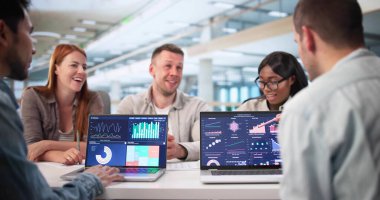 Çok Kültürlü Ofis 'teki İş Konsolu Ekibi Verileri Analiz Ediyor