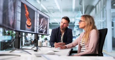 3D CAD Modelleme Yazılım Ustası, Makine Mühendisi Tasarım Makineleri. Gelişmiş CAD Yazılımı Kullanan Bir Kadın