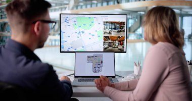 Evdeki Bilgisayarı Kullanarak Gayrimenkul Satın Alan Genç Çift.