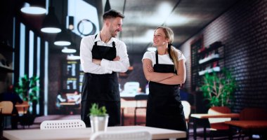 Gülümseyen Kafe Sahipleri Mutlu Müşterilere Lezzetli Yemekler Veriyor.