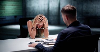 Dedektif Soruları Karakolda Siyah Eşofmanlı Kadın Tanığı.