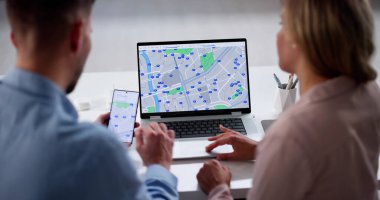 Cep Telefonu Kullanarak Çevrimiçi Aranan Genç Çift.