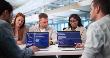 Genç Afrikalı Amerikalı Yazılım Mühendisi Laptop ekranında Daktilo Kodu.