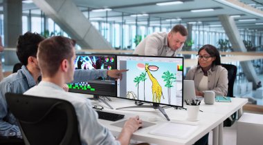 Afrikalı Amerikalı Grafik Tasarımcısı Bilgisayar Ekranında Yazdırma Tasarımları