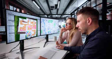 Kadın Tasarımcı İç İnşaat Projesi için Modern Bilgisayar Yazılımı Kullanıyor.