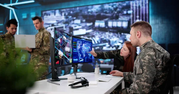 Askeri Ekip, Teknoloji ile İstihbarat Merkezi 'ni İzliyor..