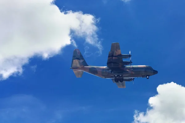 Aerotransporte Aviones Patrulla Volando Cielo Azul Imágenes de stock libres de derechos