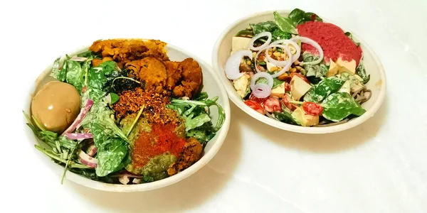 Salades Deux Bols Salade Saine Viennent Avec Poulet Rendang Oeuf Image En Vente