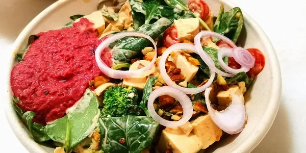 Salad Sayuran Mangkuk Dengan Tahu Kacang Dan Saus Pandangan Dekat — Stok Foto