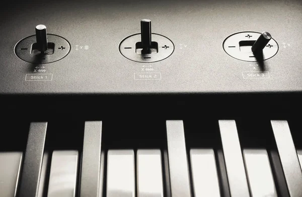 黑白键和控制器棒 Midi 键盘的一部分 — 图库照片