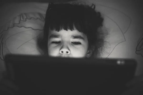 Portret Małym Dzieckiem Oglądanie Notebooka Przed Snem — Zdjęcie stockowe