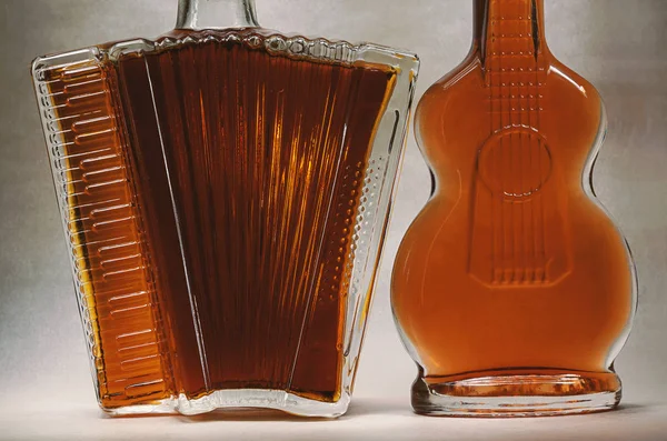 Accordeon Gitaar Flessen Gemaakt Van Glas Als Souvenir Grijze Achtergrond — Stockfoto