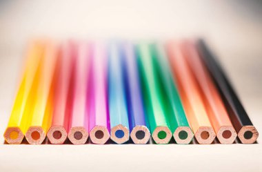 Beyaz arka plan üzerinde çeşitli renkli ahşap kalemler.