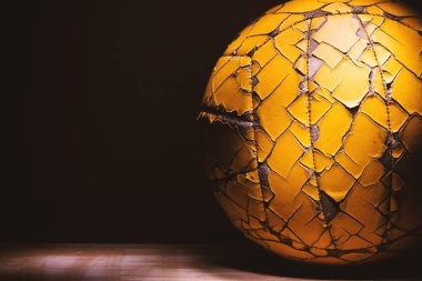 Bir eski ve hasarlı voleybol topu ayrıntılarını closeup görünümü. 