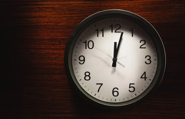 Eenvoudige Samenstelling Zwarte Muur Klok Houten Oppervlak Tonen Twelve Clock — Stockfoto