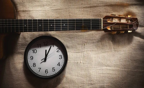 Composição Simples Relógio Parede Preto Cama Cobertor Mostrando Doze Horas — Fotografia de Stock