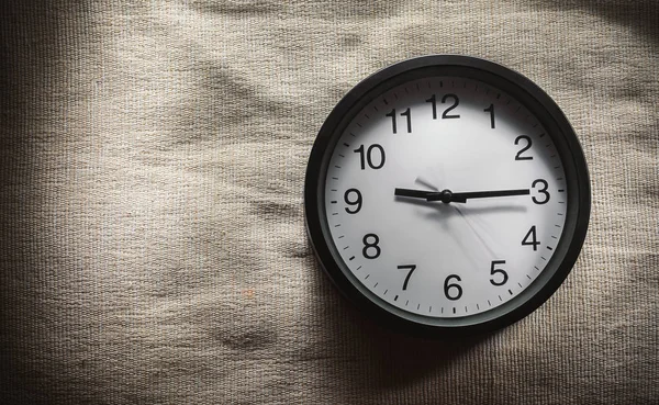 Simple Composition Black Wall Clock Bed Blanket Showing Quarter Nine — Stock Photo, Image