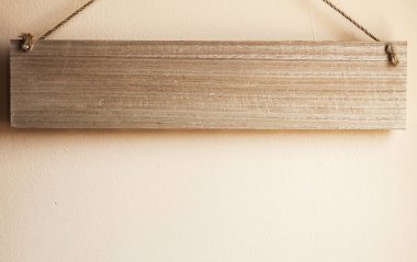 Halatlar ile duvara asılmış küçük ahşap kurulu soyut kompozisyon. 