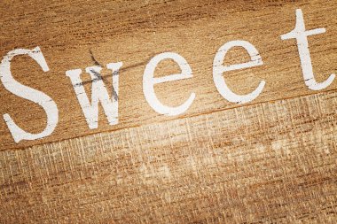 Word tatlı bir ahşap tahta üzerinde basılı. 