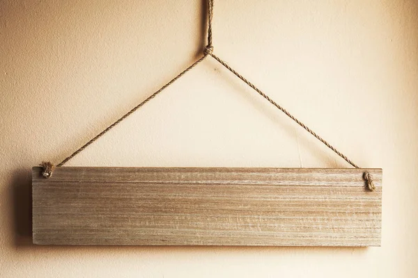 ロープを使って壁に絞首刑に小さな木の板の抽象的な構成 — ストック写真