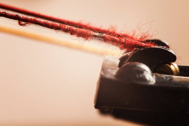 Bir eski tozlu çello, dizeleri ve vücut üzerinde closeup Görünümü Ayrıntıları.