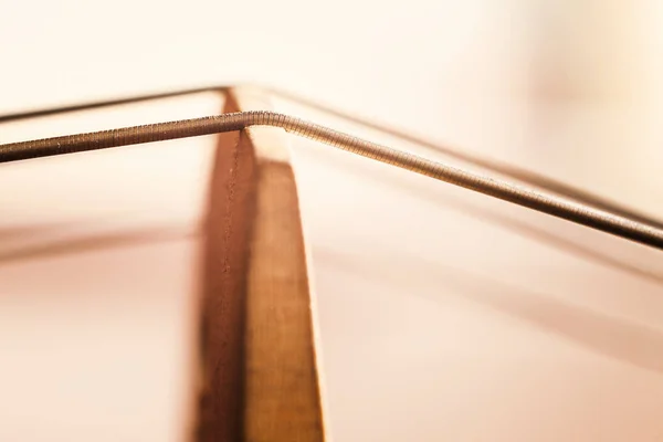 Λεπτομέρειες Σχετικά Ένα Παλιό Σκονισμένο Βιολοντσέλο Closeup Προβολή Συμβολοσειρές Και — Φωτογραφία Αρχείου