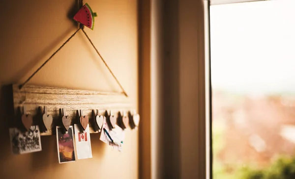 Pencerenin Askı Ahşap Yürekleri Clothespins Ile Ilginç Bir Çocuğun Odasında — Stok fotoğraf