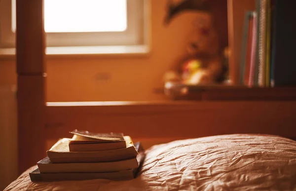 Some Books Bed Calm Ambiance Teenager Room — Stock Photo, Image