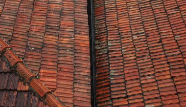 Yağmur, Soyut Kompozisyon sırasında eski çatılar.