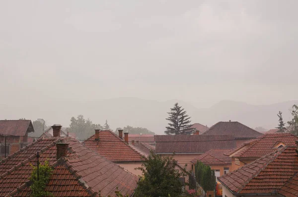 雨の近所 日中暗い雰囲気の風景 — ストック写真