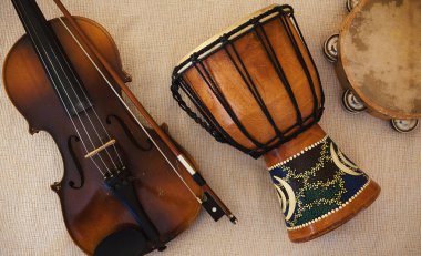 Bir eski ve tozlu keman Çekoslovakya, djembe ve tef ayrıntılarını. 