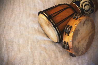 Bir eski ahşap djembe ve tef ayrıntıları. 