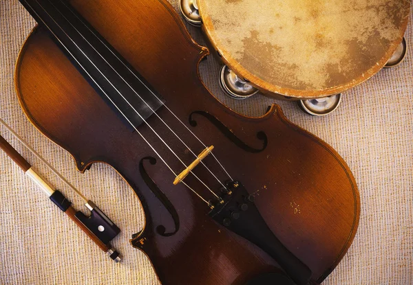 Details Einer Alten Verstaubten Geige Aus Der Tschechoslowakei Und Tamburin — Stockfoto