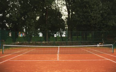 Basit ve küçük tenis bahçesinde gündüzleri ayrıntılarını. 