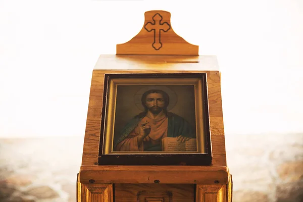正教会の教会 イエス キリストのアイコンを上に木製チャリティー テーブルから詳細 — ストック写真