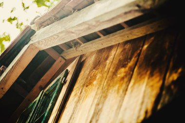 Eski ahşap ev, küçük fare kamera için arıyorsunuz. 