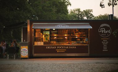 Cacak, Sırbistan - 17 Temmuz 2018: Küçük fırınlarda Şehir Parkı yanı sıra nehir Morava, yaz sezonu.