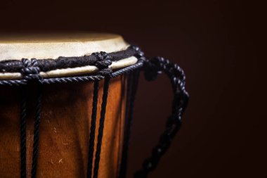 Eski bir ahşap djembe, halatlar, deri ve ahşap ayrıntılarını closeup görünümünü. 