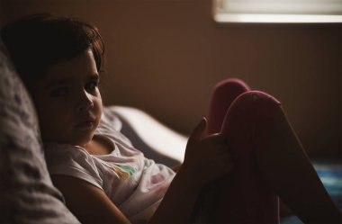 Sabah sahne, Aile hayatı, kendine gel zaman, yatakta döşeme ve kamera için izlerken bir küçük kız portresi. 